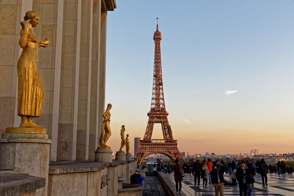 پاریس فرانسه 7 نوامبر 2017 برج ایفل و مجسمه طلایی از میدان Trocadero در غروب خورشید برج ایفل بنای یادبود ترین فرانسه است