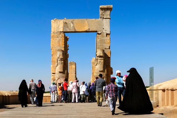 ایران شیراز تخت جمشید 18 سپتامبر 2016 گردشگران و مردم محلی از خرابه های قدیمی شهر باستانی بازدید می کنند دروازه تمام ملل ایران باستان