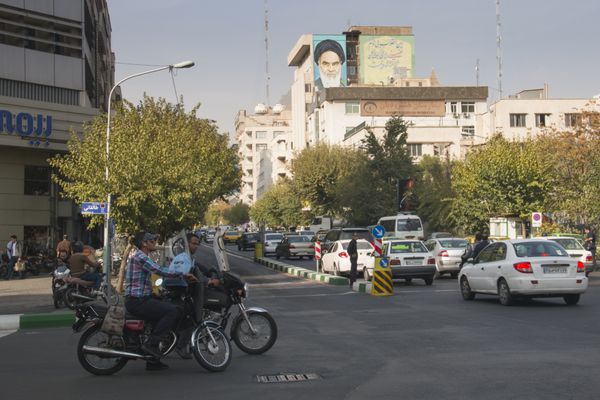 تهران ایران نوامبر 2017 خیابان معمولی در تهران پایتخت ایران
