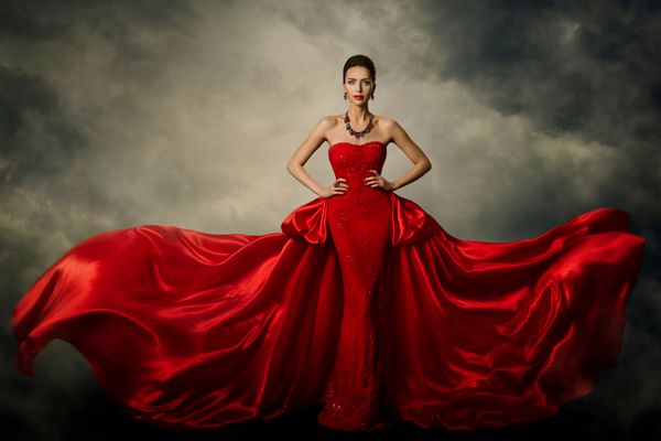 مد لباس مدل لباس زن زیبا ایستاده در لباس قرمز یکپارچهسازی با سیستمعامل پارچه ابریشمی لرستان بیش از پیش طوفان آسمان