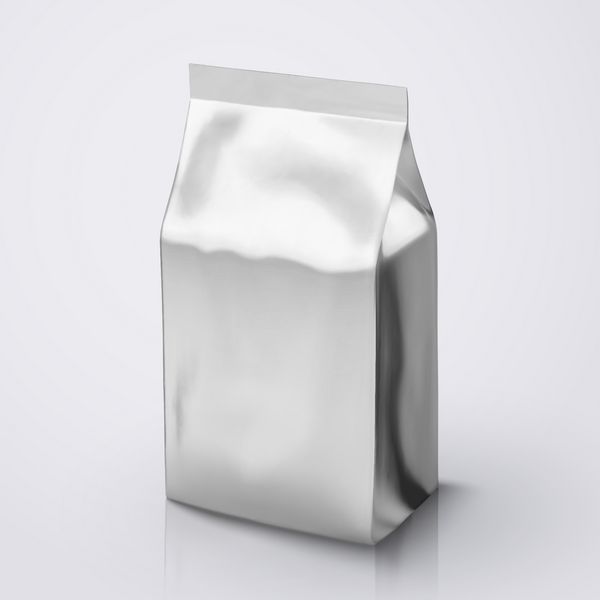 بسته بندی فنجان قهوه بسته فویل نقره ای در تصویر 3d برای استفاده طراحی شده است