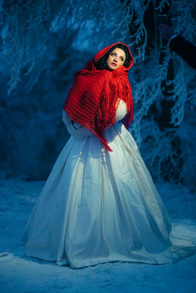 پرتره کامل از عروس مرموز در شب شال گردن بافتنی قرمز پیچیده شده است زمان زمستان