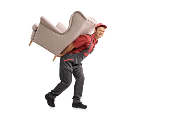 پرتره کامل کامل از یک مورو حمل یک صندلی بر روی پشت خود را جدا شده بر روی زمینه سفید