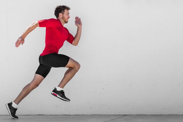 در حال اجرا تمرین دونده مرد انجام می شود در شهرستان در حال اجرا با حداکثر سرعت دویدن در امتداد پس زمینه دیوار شیوه زندگی سالم فعال شهری ورزشکار مردی که تمرینات شدید با شدت بالا را انجام می دهد