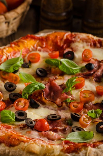 پیتزا روستایی با گوجه فرنگی پنیر سالامی ساده و وعده غذایی سریع
