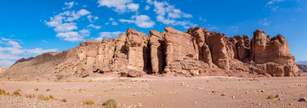 منظره پانوراما بر روی ستون های سنگ پادشاه سلیمان در پارک Timna جغرافیایی که مناظر زیبا را با زمین شناسی منحصر به فرد فعالیت های مختلف ورزشی و خانوادگی ترکیب می کند