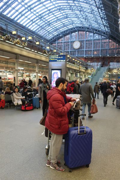 LondonUKDecember 22th 2017 مسافران سیل ایستگاه خیابان Pancras در شلوغ ترین زمان سفر سال برای فرار از کریسمس