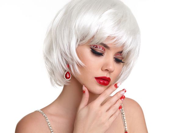 لب قرمز آرایش کریسمس دختر زیبا عکس پرتره ناخن مانیکور جواهر سازی مدل موهای سفید کوتاه سفید زن با چشم سایه چشم سبک وگان