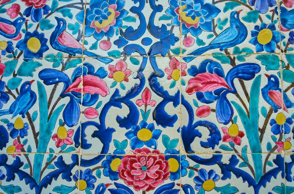 گاما آبی رنگ الگوی بر روی دیوار مادراء خن برجسته قرون وسطایی شیراز ایران