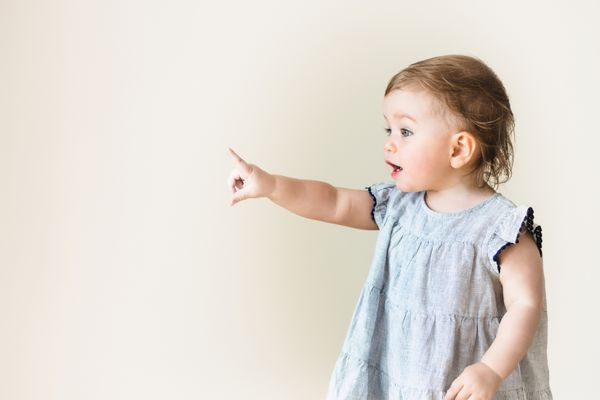 دختر بچه اشاره انگشت او هیجان زده و عاطفی جدا شده بر روی سفید