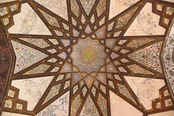 سپتامبر 23 2016 کاشان ایران قطعه ای از نقاشی سقف غرفه قدیمی باغ Fin