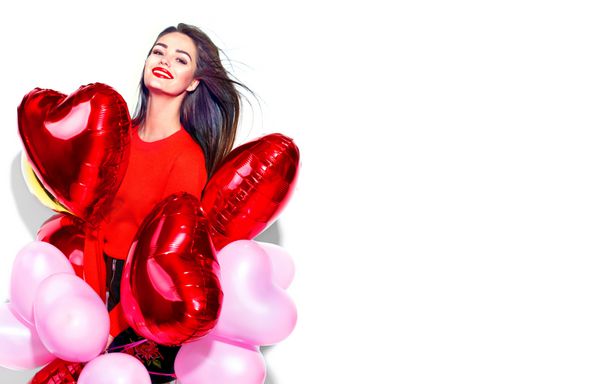 دختر زیبایی با بالن های رنگارنگ خنده جدا شده در پس زمینه زن جوان زیبا مبارک حزب تعطیلات مدل شاد با لذت و جشن با بالون قرمز رنگ