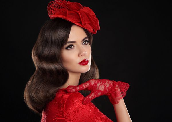 پرتره زن یکپارچهسازی با سیستمعامل سبک دخترانه با استفاده از کلاه و دستکش مد قرمز مدل موی و آرایشی موج بانوی رمانتیک در پس زمینه استودیو سیاه و سفید جدا شده است