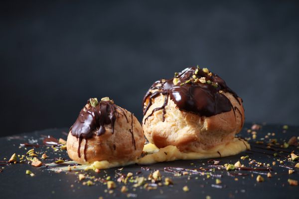 Profiteroles با کرم chiocolate و پسته