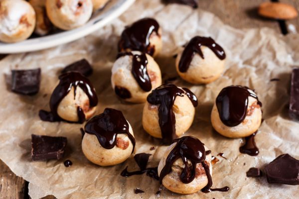 profiteroles با شکلات کرم و لعاب