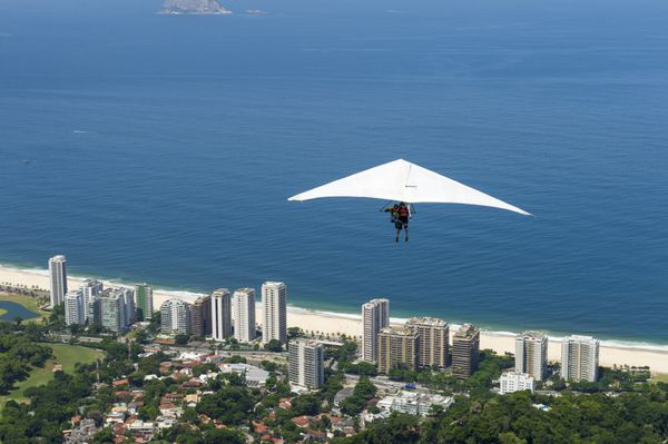 هواپیمای بی موتور قطع پرواز از Pedra Bonita به سوی ساحل در سائو Conrado ریودوژانیرو برزیل
