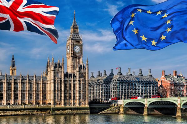 پرچم اتحادیه اروپا و بریتانیا در برابر بیگ بن در لندن انگلستان بریتانیا اقامت یا ترک Brexit