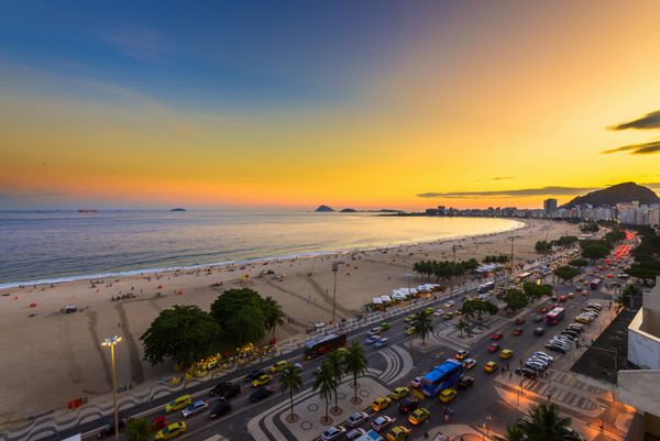 نمای غروب آفتاب از Copacabana ساحل و Avenida Atlantica در ریودوژانیرو برزیل