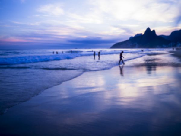 دیدنی منظره غروب خورشید از ساحل ایپانما با کوه دو برادران Dois Irmaos در خط ریو دو ژانیرو شهر برزیل