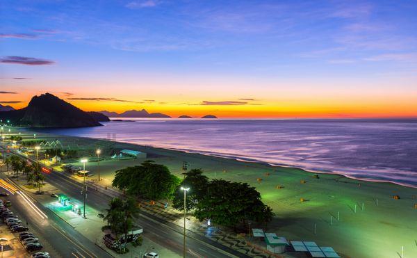 طلوع آفتاب در ساحل Copacabana و Leme در ریودوژانیرو برزیل