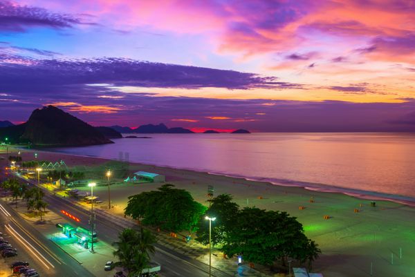غروب آفتاب در ساحل Copacabana و Leme در ریودوژانیرو برزیل