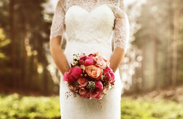 عروس با دسته گل زیبا در دستش