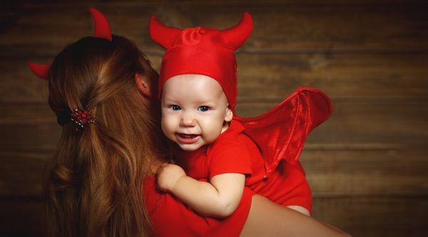 خانواده مادر و نوزاد پسر جشن هالووین در لباس شیطان