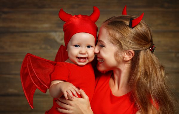 مادر و فرزند خانواده هالووین را در صحنه شیطان جشن می گیرند
