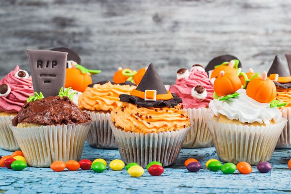کیک های هالووین با دکوراسیون پلاستیکی رنگی مختلف