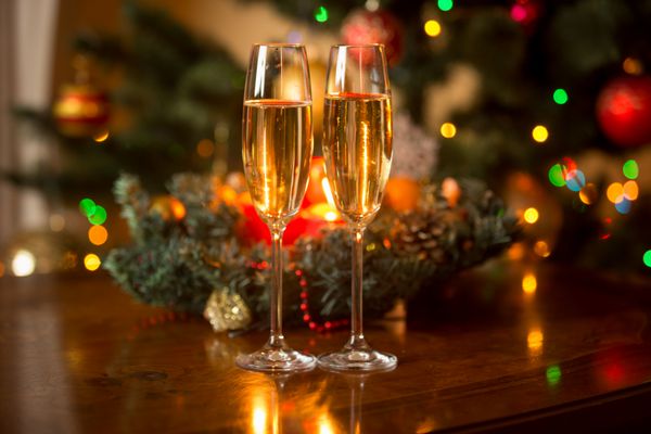 دو عینک شامپاین و کریسمس با شمع در وو