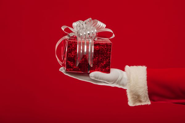 کریسمس عکس بابا نوئل دست با جعبه هدیه در یک عقب قرمز