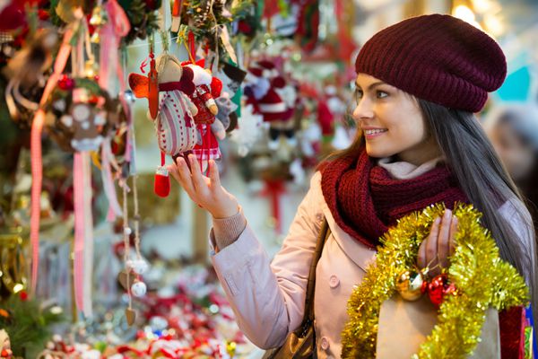 دختر انتخاب دکوراسیون کریسمس در بازار