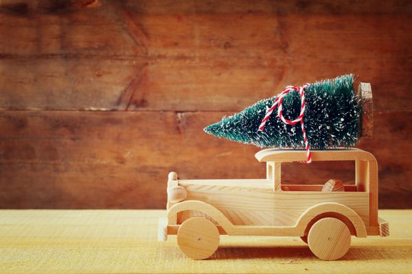 ماشین چوبی با یک درخت کریسمس