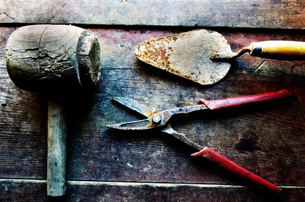 ابزار آلات قدیمی در پس زمینه چوبی