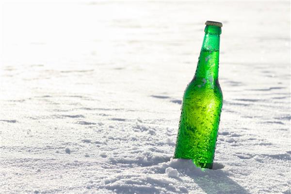 بطری نوشیدنی سرد در برف نما از بیرون