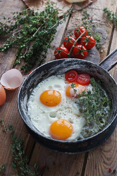 نیمرو با دو زرده تخم مرغ با گوجه و نعنا برای صبحانه