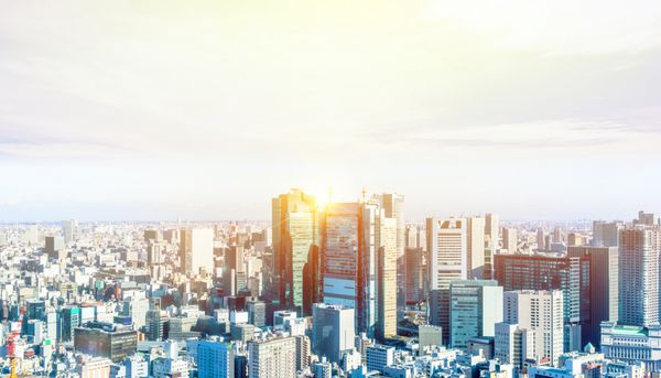 مفهوم کسب و کار آسیا برای املاک و مستغلات و ساخت و ساز شرکت پانوراما شهرستان مدرن شهرستان چشم انداز پرنده چشم هوایی هوایی در نزدیکی برج توکیو در زیر نور روشن و آسمان آبی روشن در توکیو ژاپن