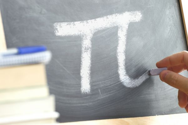 نوشتن دست در یک تخته سیاه در یک کلاس ریاضی با نماد PI در نوشته شده است برخی از کتاب ها و مواد آموزشی