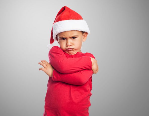پرتره یک پسر کوچک در زمان کریسمس با حرکت عصبانی