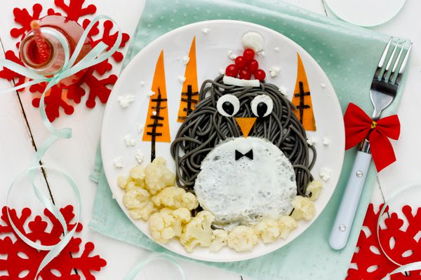 ایده سرگرمی هنر غذا برای بچه ها spagehetti سیاه پنگوئن