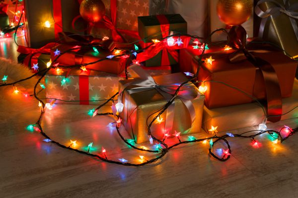 در حال حاضر کریسمس و چراغ طلایی مفهوم تعطیلات