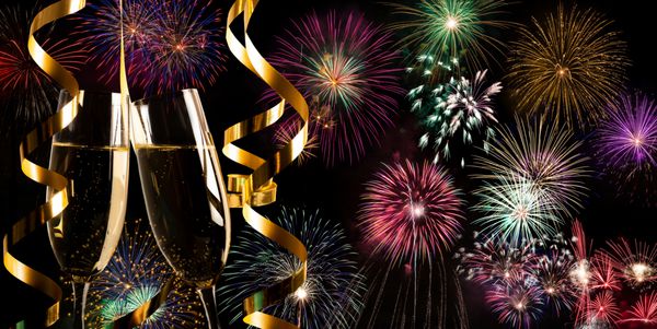 فلوت های شامپاین و آتش بازی مفهوم سال جدید