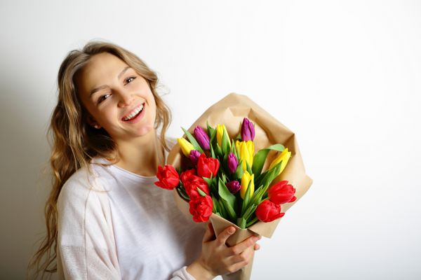 مبارک لبخند دختر با گل در دست خود مفهوم من