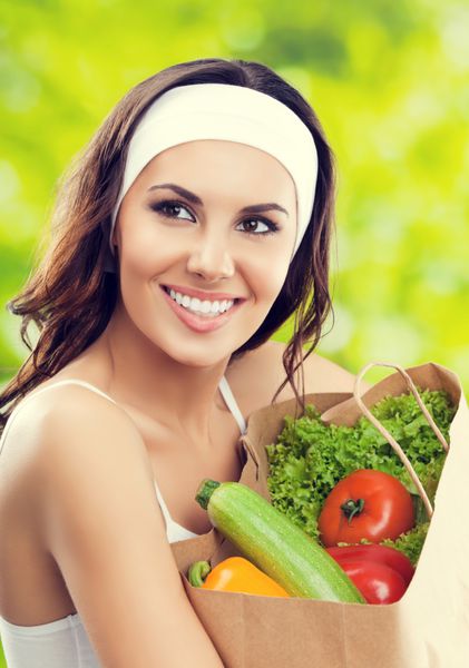 زن لبخند زن خوشبخت در لباس تناسب اندام با غذای گیاهی