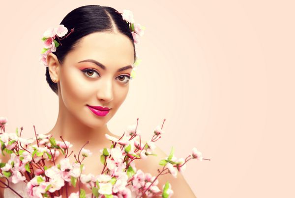 دختر ژاپنی و گل آرایش زیبایی زن آسیایی مدل مد زیبا با گل صورتی ساکورا