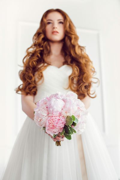 دسته گل عروس زیبا از گل عروسی صورتی در دست عروس