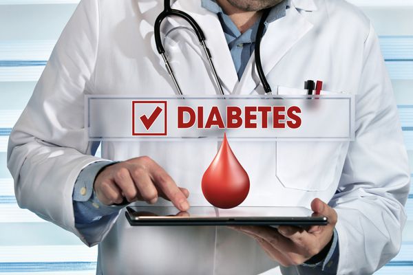 دکتر برگزاری قرص با طراحی قطره خون و پیام دیابت هماتولوژی کار با قرص در دست در آزمایشگاه با متن دیابت