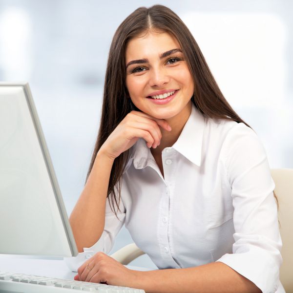 زن جوان کسب و کار با استفاده از کامپیوتر در دفتر