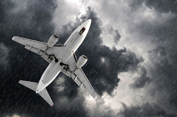 رویکرد هواپیما در فرودگاه فرود در باران طوفان طوفان باران
