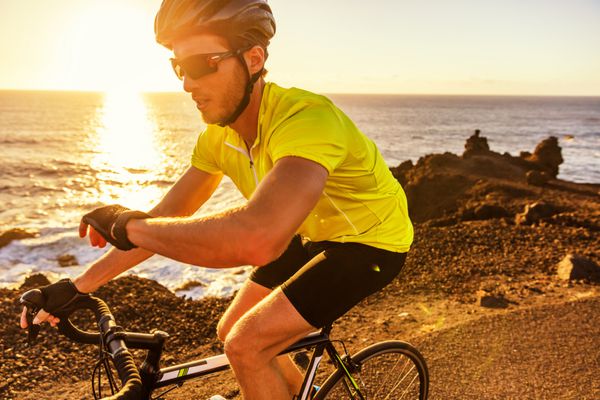 دوچرخه سواری دوچرخه سواری در حالی که سوار دوچرخه سواری در ساعت هوشمند می آید دوچرخهسواری ورزشکار با استفاده از تردد فعالیت gps fitness در تمرین دوچرخه سواری در غروب خورشید ورزش مرد با استفاده از برنامه تماشای خود را برای ردیابی تناسب اندام